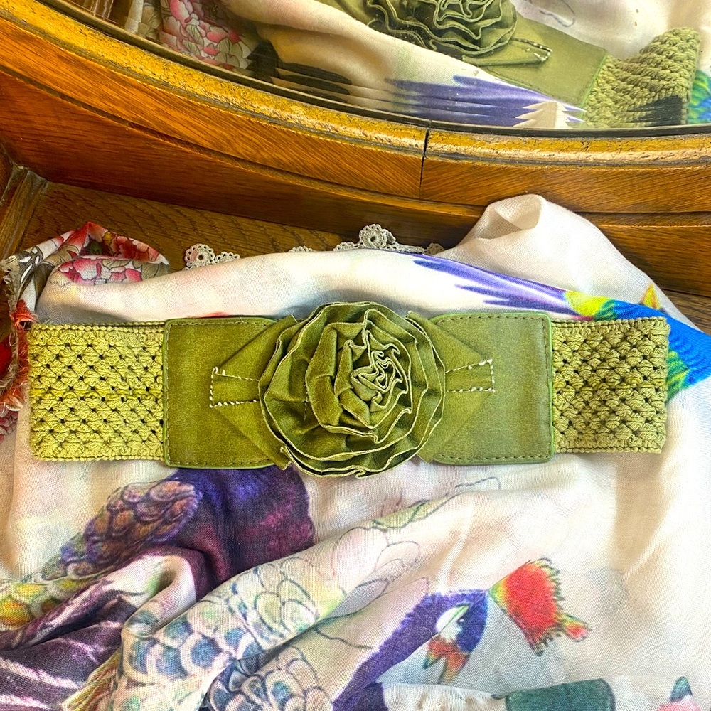 Vintage olive green elastic knit style belt with flower design